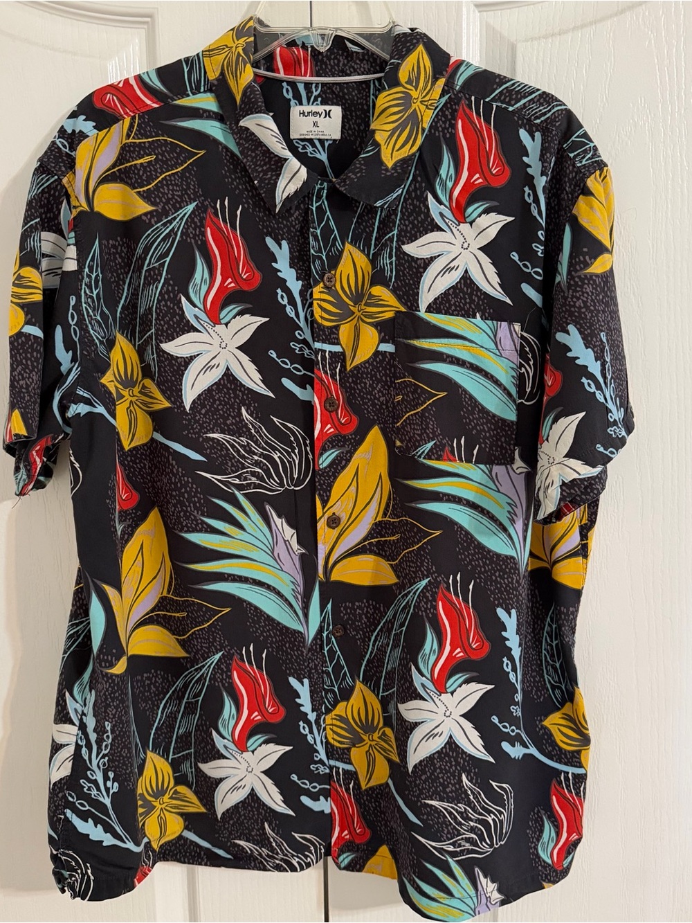 Hurley retro tropical floral button-front Hawaiian shirt size XL Cotton/Rayon.